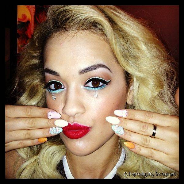 Rita Ora aposta em unhas postiças quando quer ousar e vive postando as novidades em seu Instagram